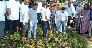 টাঙ্গাইল ডিসি লেকের ‘প্রাণ ফেরাতে’ কচুরিপানা পরিষ্কার করলেন প্রতিমন্ত্রী টুকু